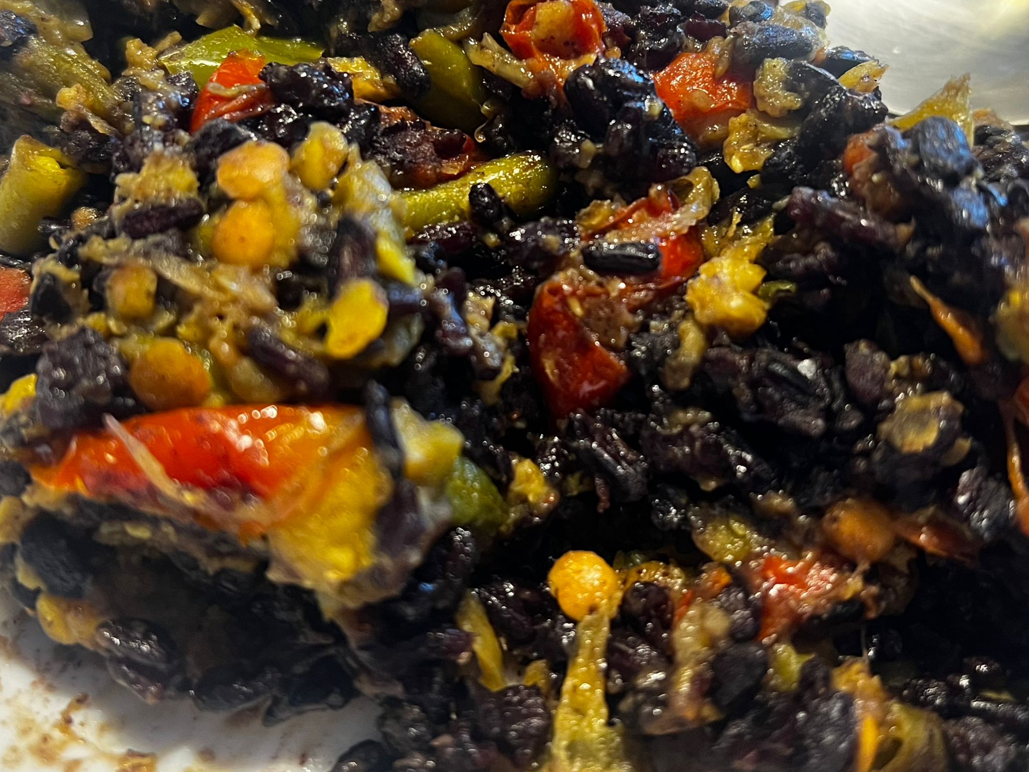 Curry di lenticchie rosse con riso nero integrale