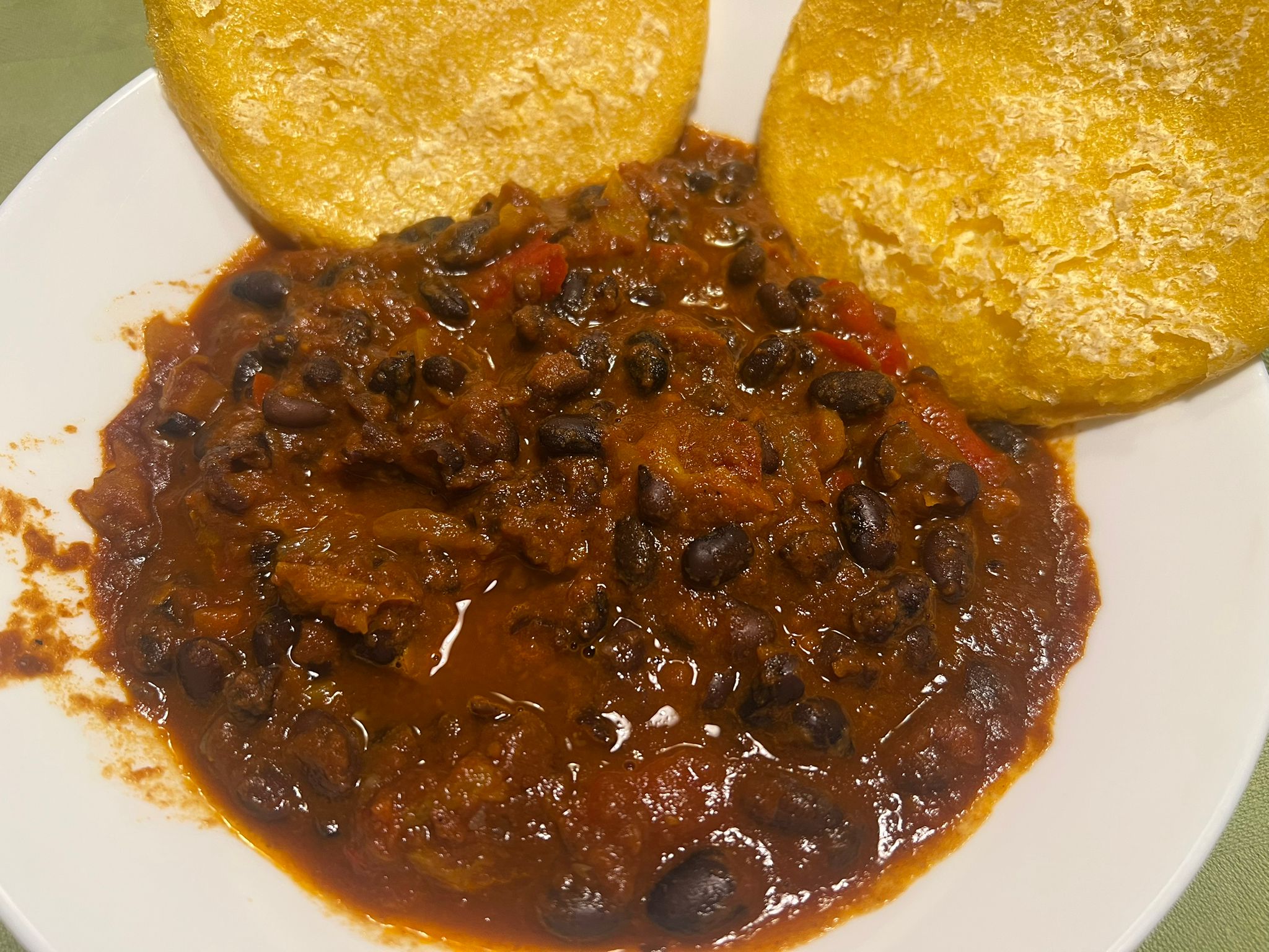 Fagioli neri piccanti con verdure e cialde di mais