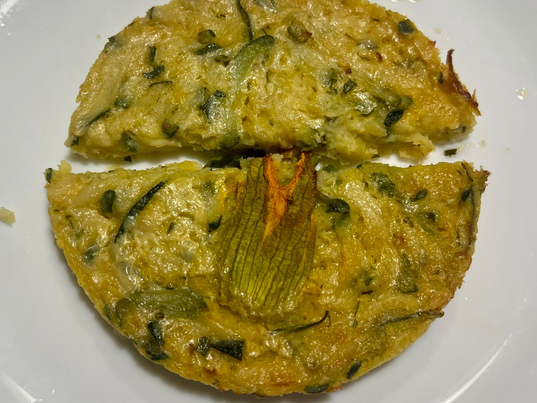 Fritta di farina di ceci con zucchine e fiori di zucca